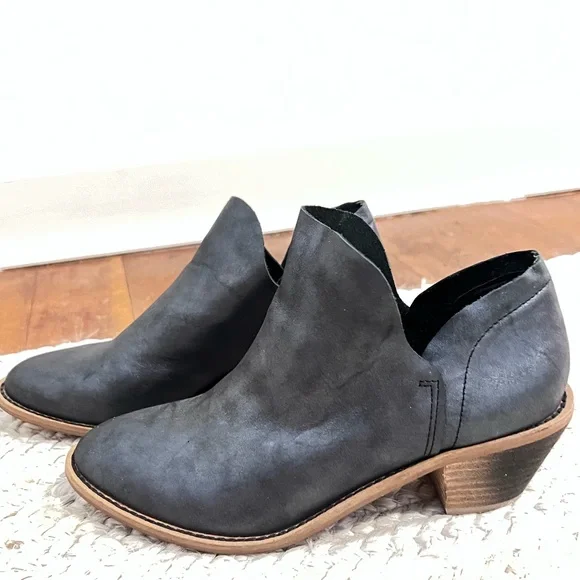 Kelsi Dagger Peep Toe Bootie in Metallic Smoke (size 6) - Picture 5 of 6